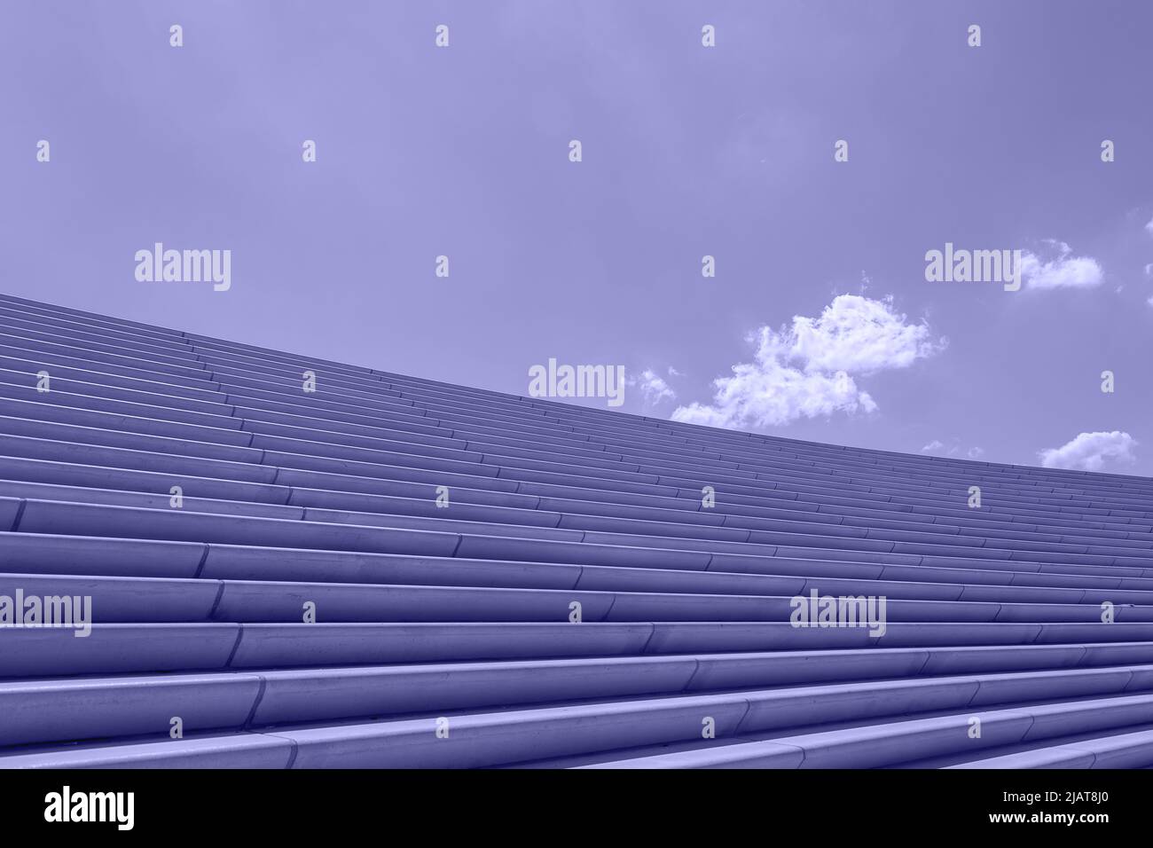 scale in pietra di colore viola e cielo. molto peri Foto Stock