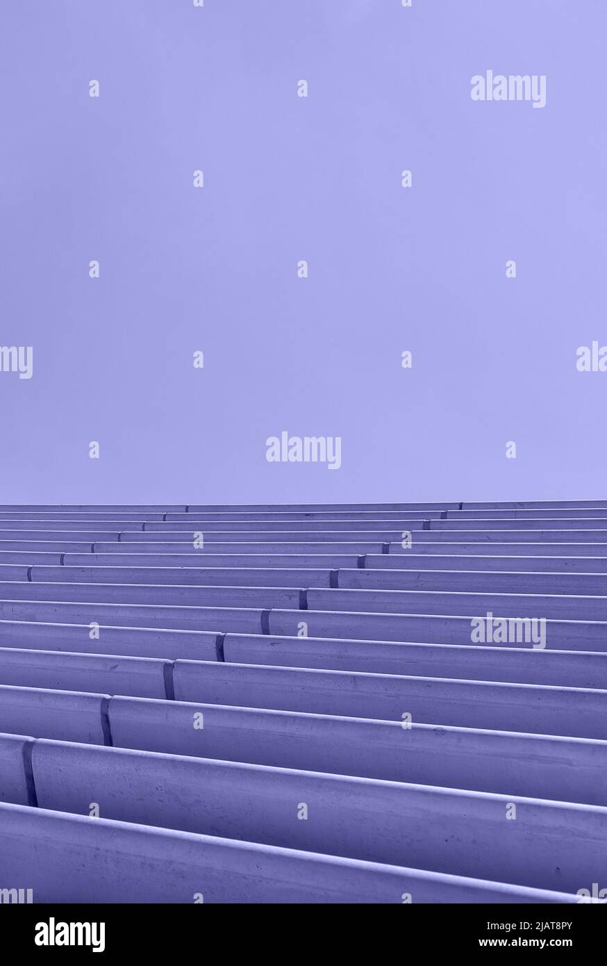 scale in pietra di colore viola e cielo. molto peri Foto Stock