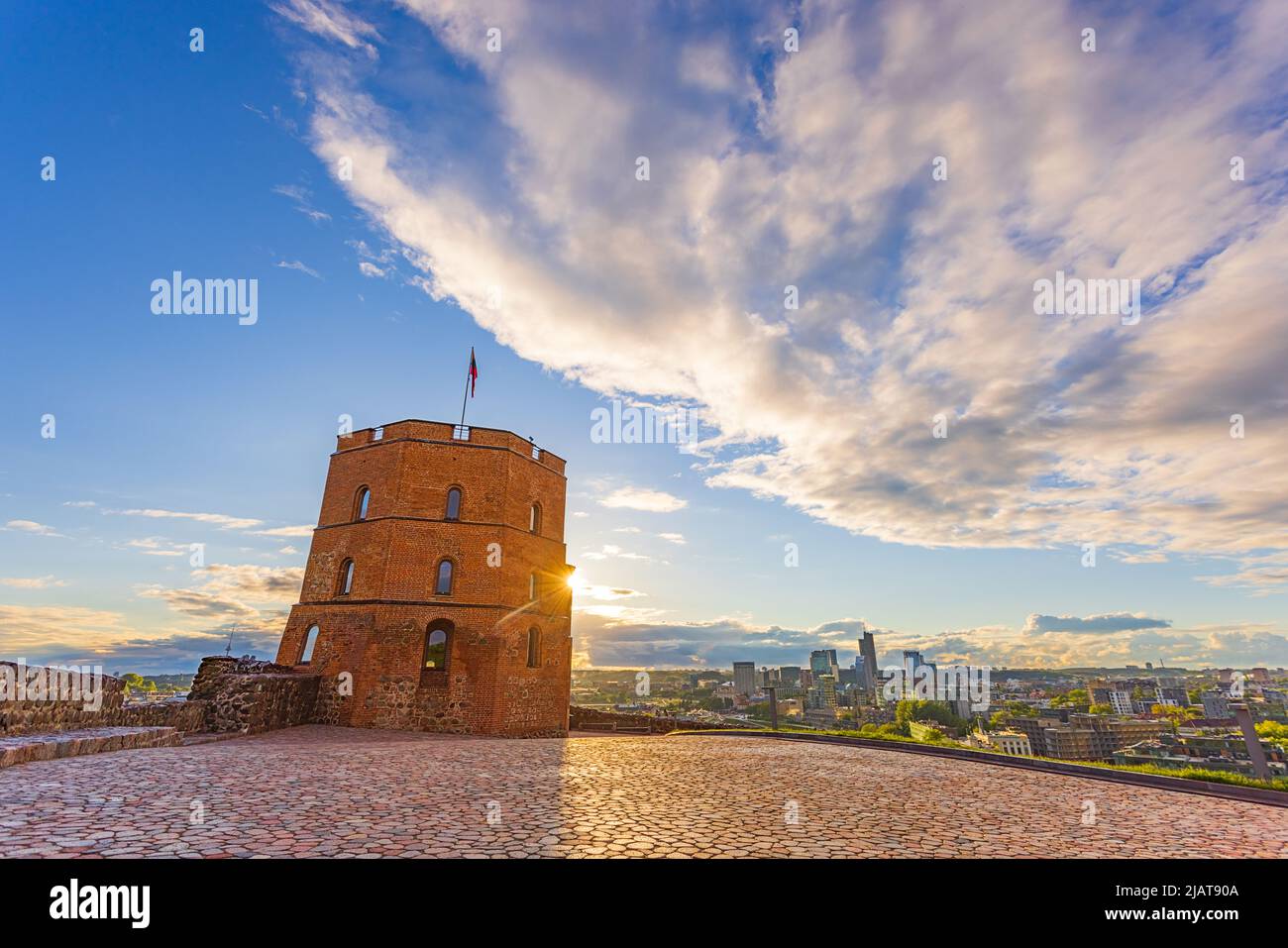 Tempesta sul castello di Gediminas a Vilnius, capitale della Lituania drammatiche nubi tempeste in Lituania, Europa Foto Stock