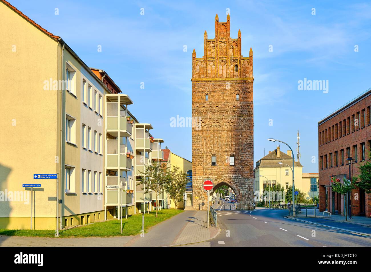 Città anseatica di Demmin, Meclemburgo-Pomerania occidentale, Germania, 7 agosto 2020: La porta Luisa (Luisentor), parte della fortificazione medievale della città. Foto Stock