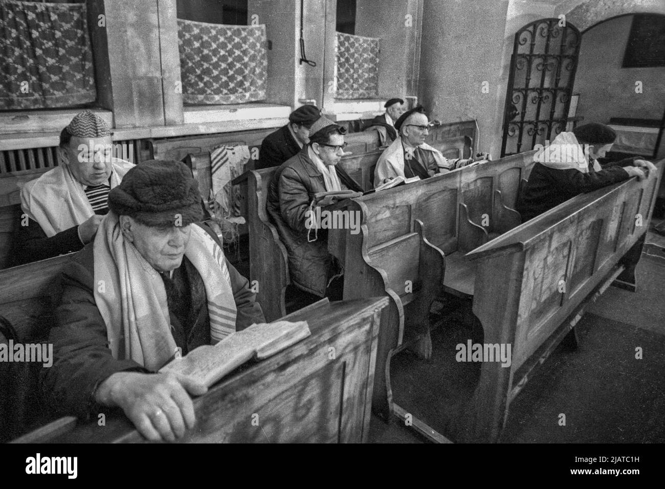Preghiera degli ebrei di Cracovia nella Sinagoga Remuh, 1980s, Kazimierz di Cracovia. Foto Stock