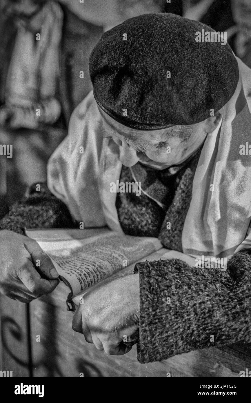 Preghiera degli ebrei di Cracovia nella Sinagoga Remuh, 1980s, Kazimierz di Cracovia. Foto Stock