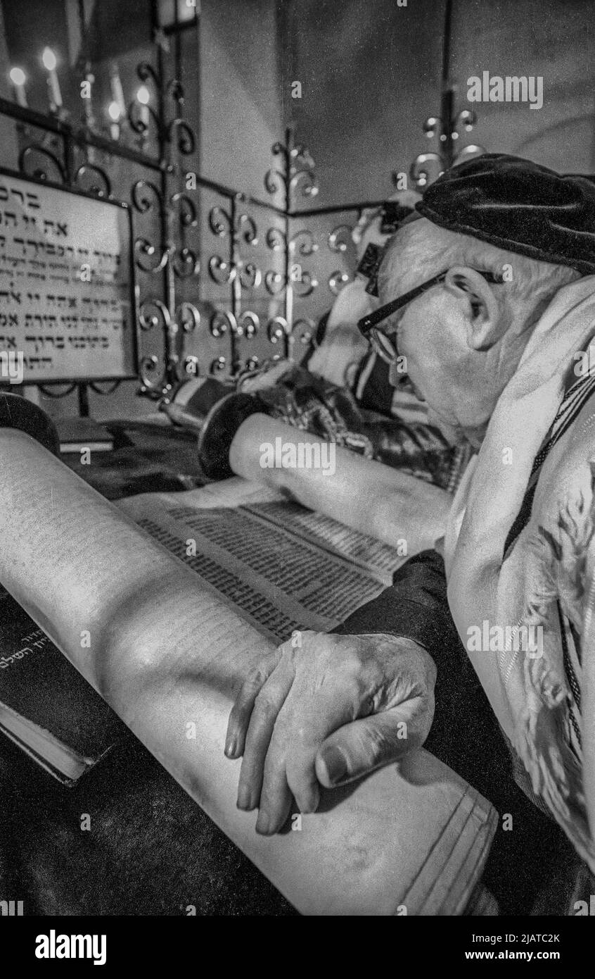 Preghiera degli ebrei di Cracovia nella Sinagoga Remuh, 1980s, Kazimierz di Cracovia. Foto Stock