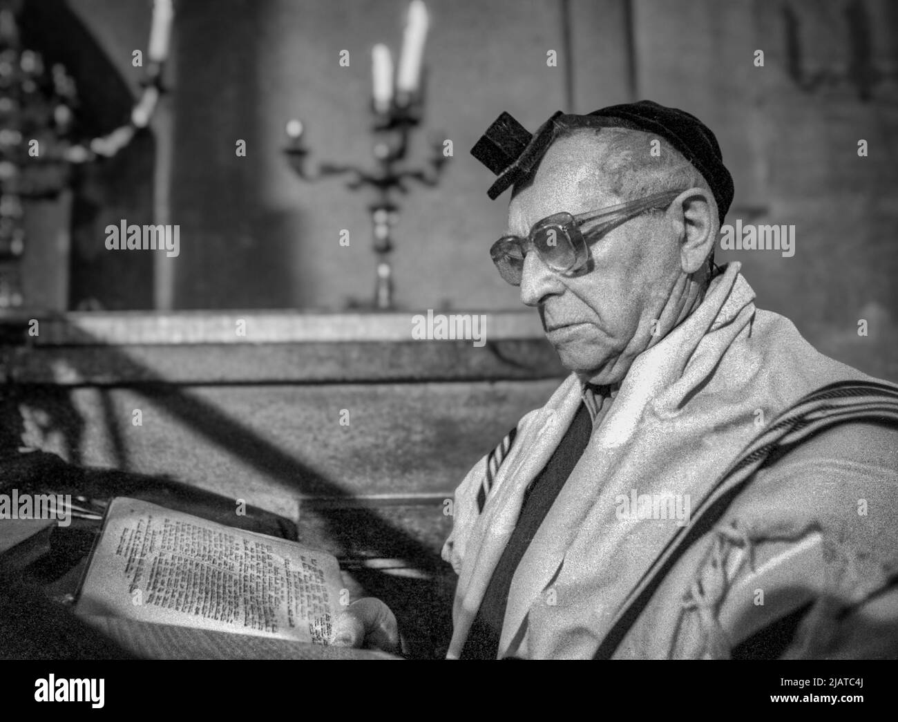 Preghiera degli ebrei di Cracovia nella Sinagoga Remuh, 1980s, Kazimierz di Cracovia. Foto Stock