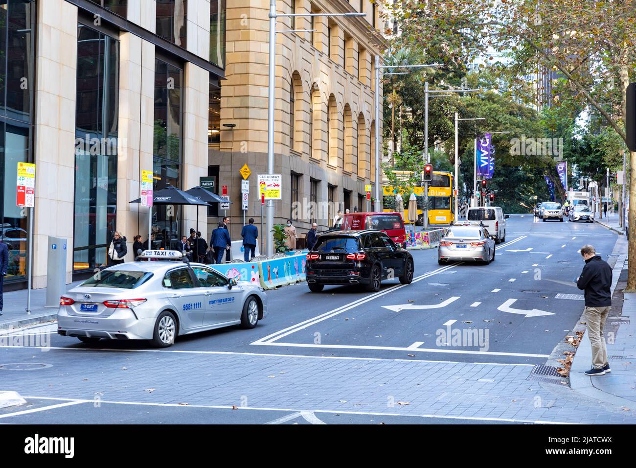 Traffico del centro di Sydney, inclusi taxi auto che viaggiano lungo la strada, centro di Sydney, NSW, Australia Foto Stock
