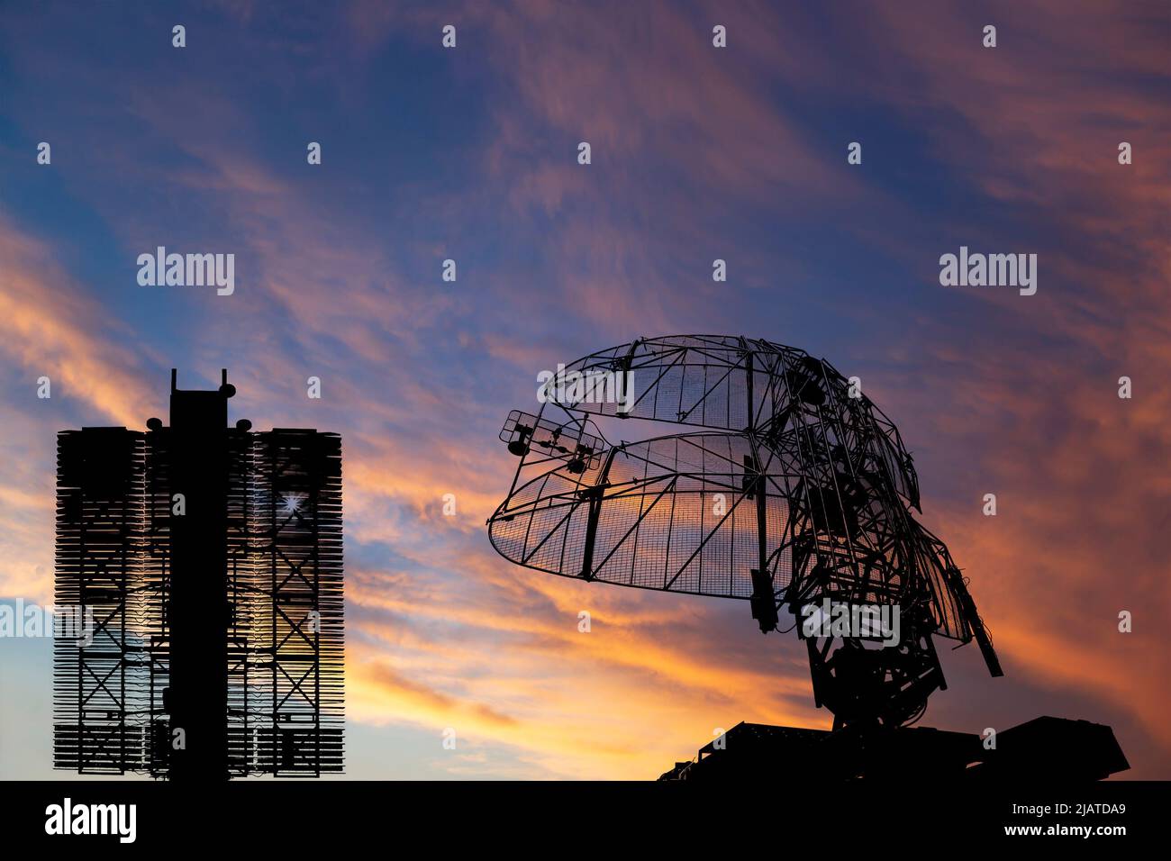 Radar per la difesa aerea di sistemi militari mobili anti velivoli (radar è progettato e tracciamento automatico di bersagli e missili) , sullo sfondo di Foto Stock