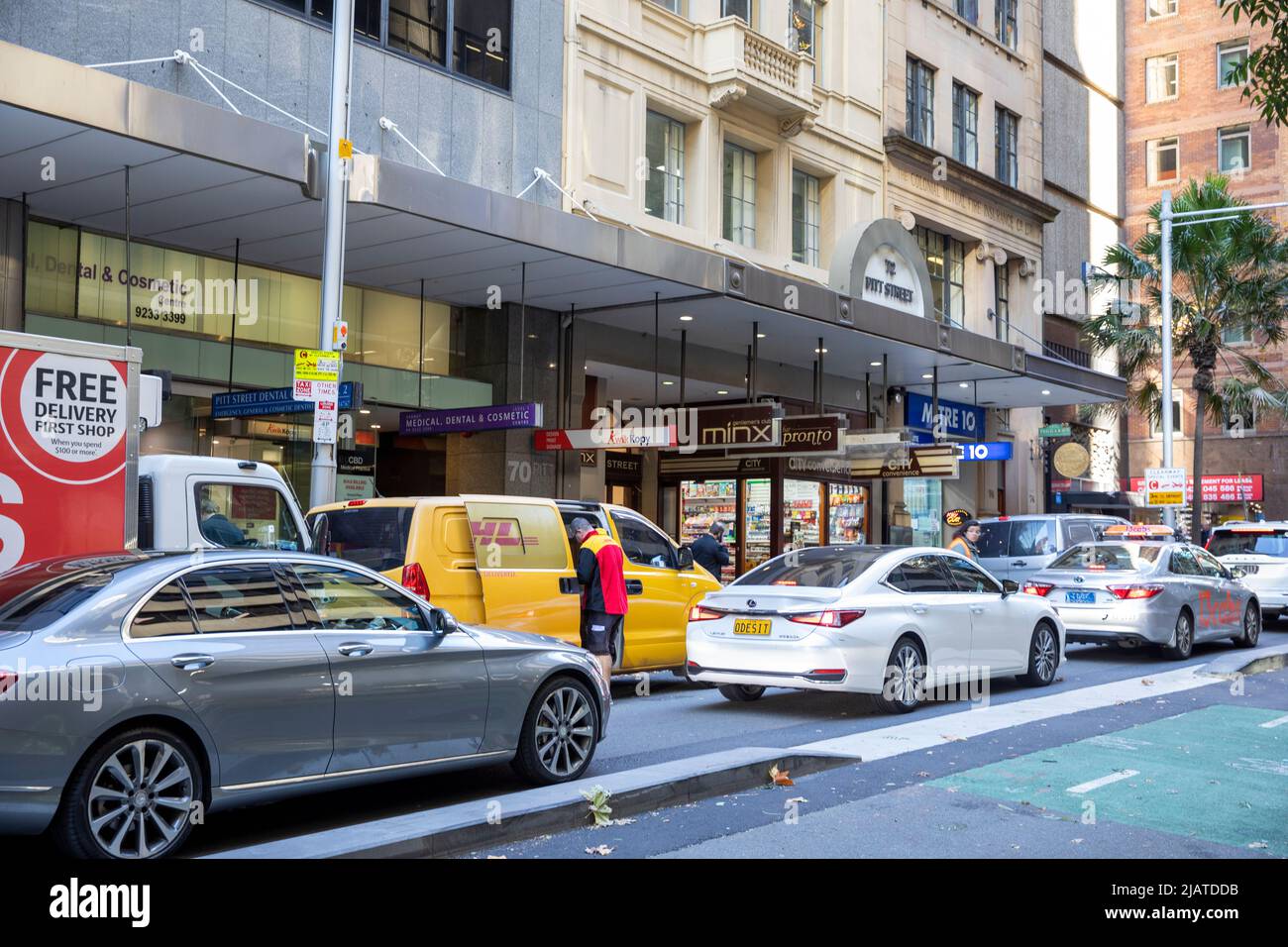 Centro città di Sydney, coda di traffico e auto lungo Pitt Street causando congestione del traffico, Sydney, NSW, Australia Foto Stock