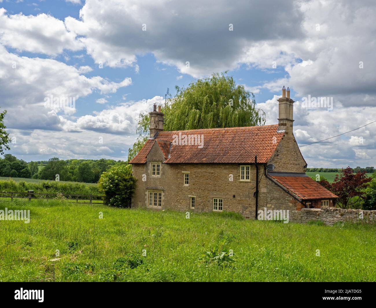 Casa costruita in pietra color miele con vista sulla campagna aperta ai margini del villaggio di Castle Ashby, Northamptonshire, Regno Unito Foto Stock