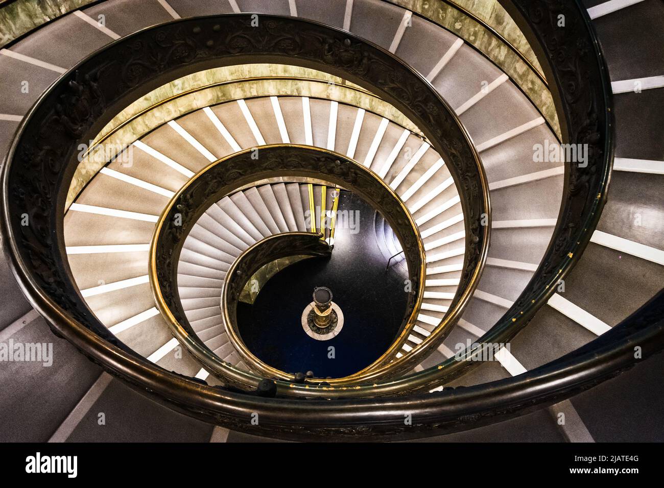 Lunga spirale, scale di avvolgimento. Ombre scure, misterioso umore con sola luce morbida. Foto Stock