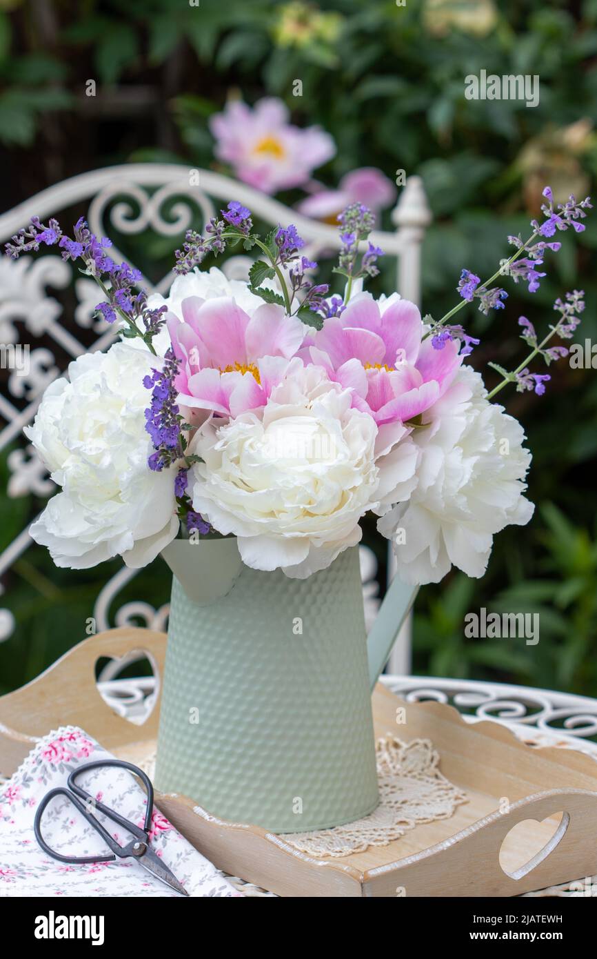 bouquet di fiori di peonia bianchi e rosa in vaso d'epoca Foto Stock