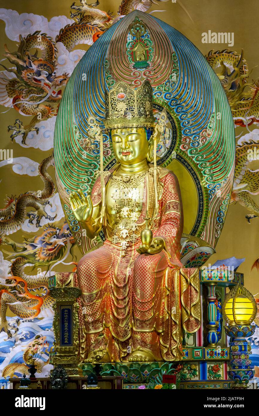 Il Buddha Maitreya - il futuro Buddha - nella Sala del Drago del cento, il Tempio e il Museo della reliquia del dente di Buddha, Repubblica di Singapore. Foto Stock