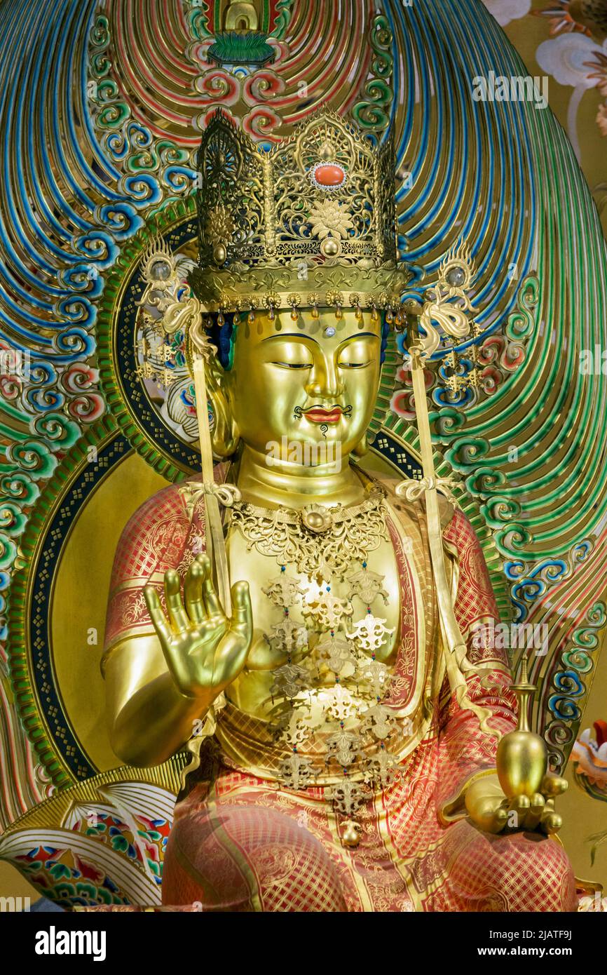 Il Buddha Maitreya - il futuro Buddha - nella Sala del Drago del cento, il Tempio e il Museo della reliquia del dente di Buddha, Repubblica di Singapore. Foto Stock