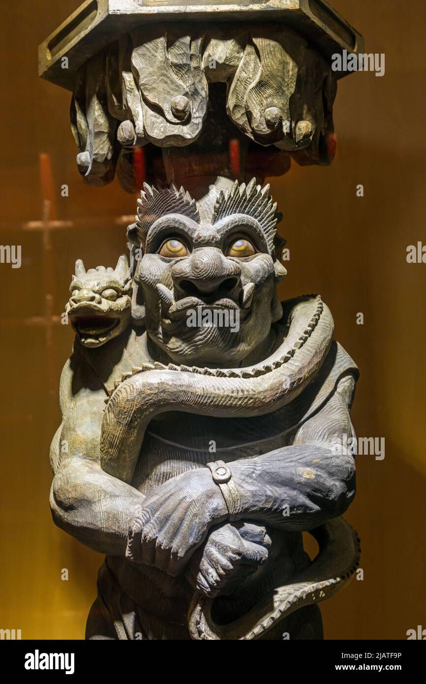 Dettaglio di un demone della lampada del Drago in mostra nel Tempio e Museo della Reliquia del Buddha Tooth, Repubblica di Singapore. Foto Stock