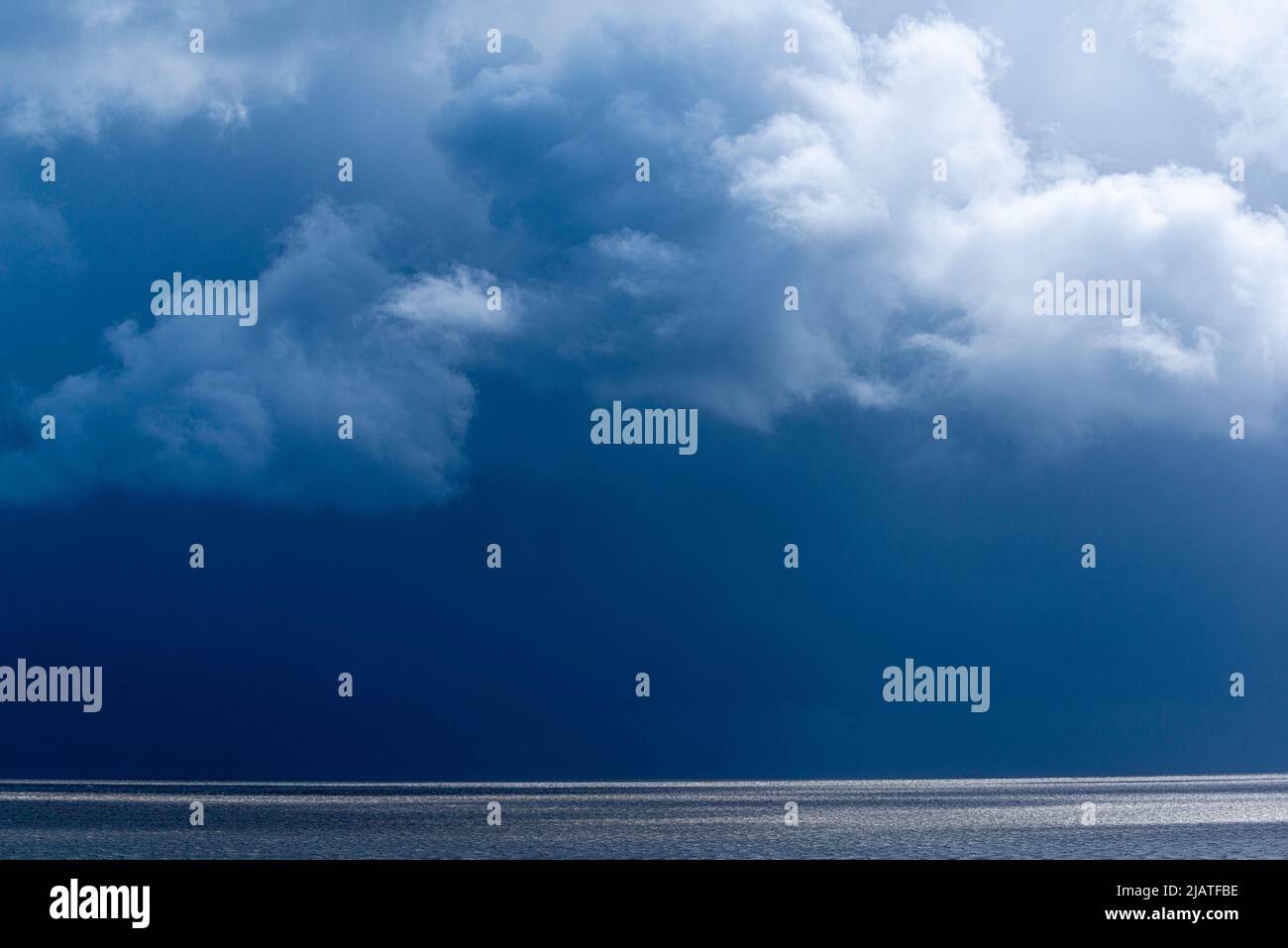 Le nuvole scure si fondano dal Mare del Nord, dalla penisola Eiderstedt, dalla Frisia del Nord, dallo Schleswig-Holstein, dalla Germania del Nord Foto Stock