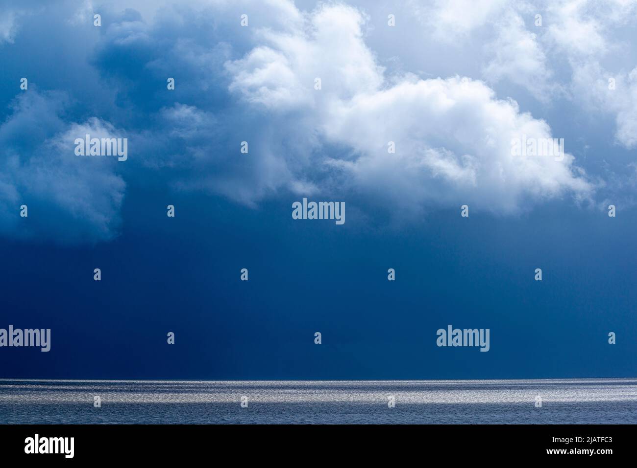 Le nuvole scure si fondano dal Mare del Nord, dalla penisola Eiderstedt, dalla Frisia del Nord, dallo Schleswig-Holstein, dalla Germania del Nord Foto Stock