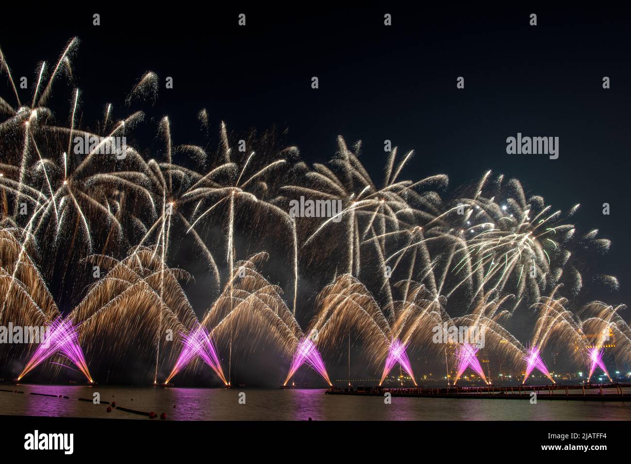 Fuochi d'artificio alla Corniche nella notte eid 2021 Foto Stock