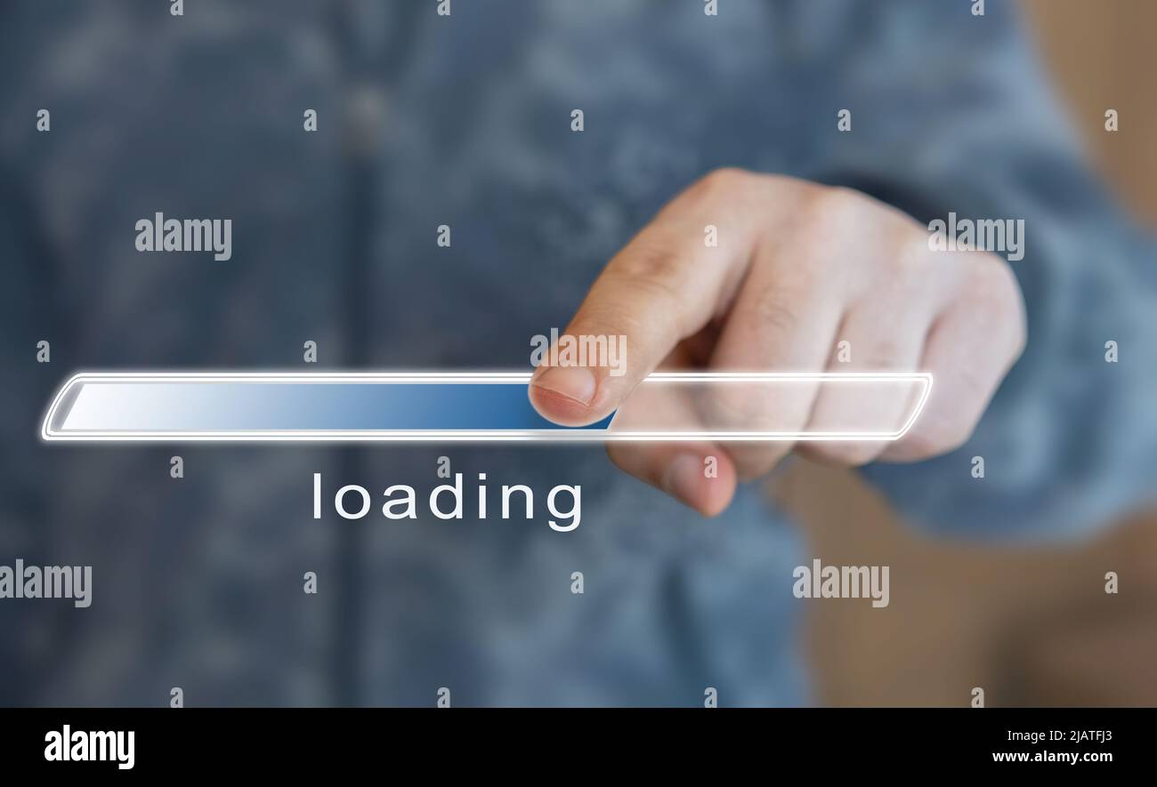 Sistema di gestione dei dati. Sistema di gestione dei documenti. La mano tocca lo schermo virtuale. Controllo del carico di qualcosa. Foto Stock