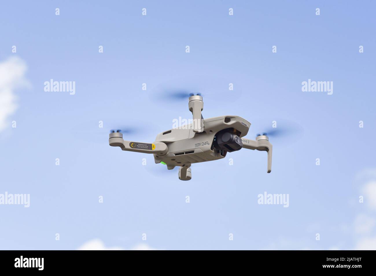 10 Aprile 2022 - Cracovia, Polonia: Drone DJI Mavic Mini 2 in volo. Foto Stock
