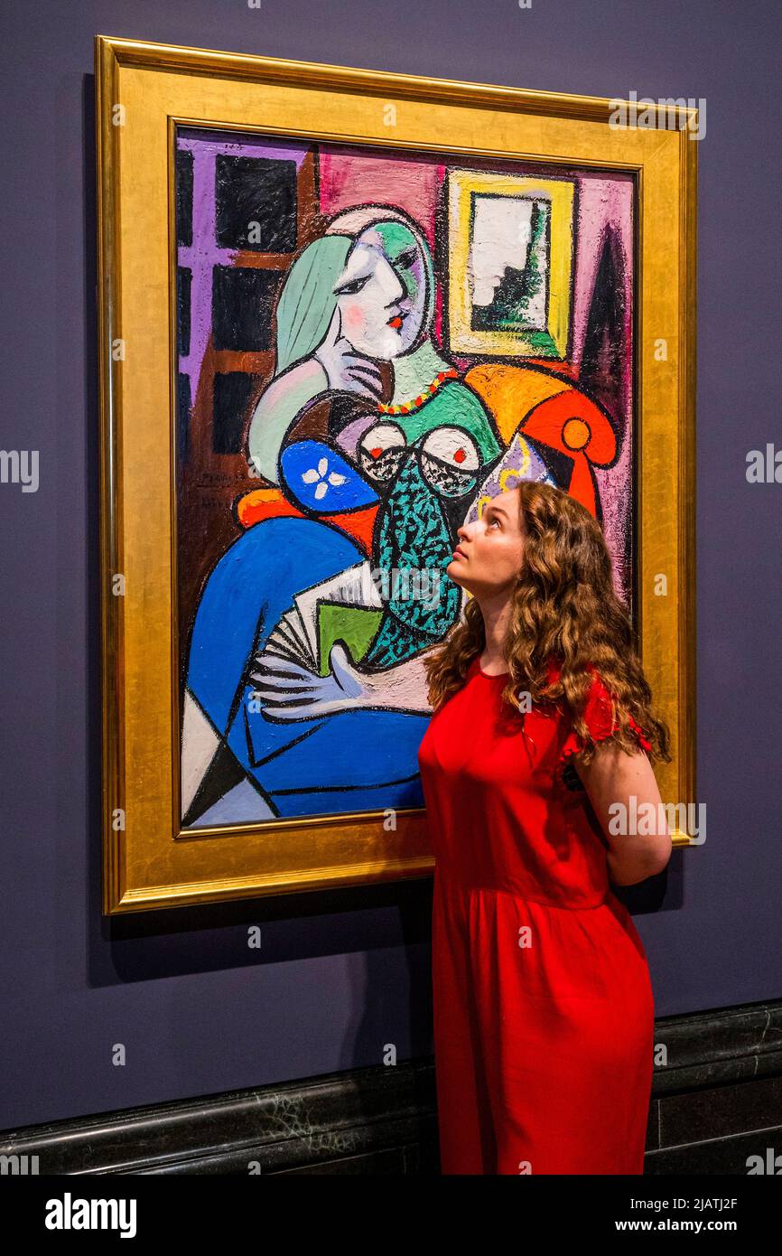 Londra, Regno Unito. 1st giugno 2022. Per la prima volta, la "Donna con un libro" di Picasso (1932) del Norton Simon Museum, California, si unisce al dipinto che lo ha ispirato, 'Madame Moitessier' (1856) di Jean-Auguste-Dominique Ingres, presso la National Gallery. Credit: Guy Bell/Alamy Live News Foto Stock