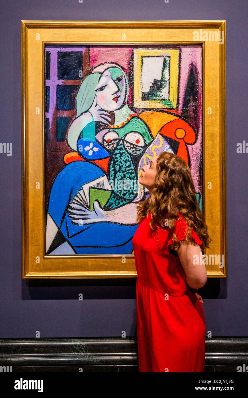 Londra, Regno Unito. 1st giugno 2022. Per la prima volta, la "Donna con un libro" di Picasso (1932) del Norton Simon Museum, California, si unisce al dipinto che lo ha ispirato, 'Madame Moitessier' (1856) di Jean-Auguste-Dominique Ingres, presso la National Gallery. Credit: Guy Bell/Alamy Live News Foto Stock