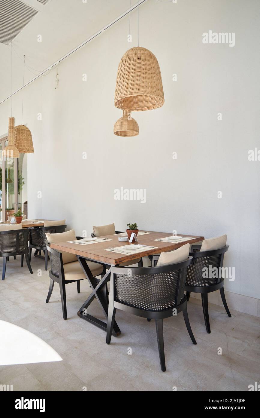 Tavolo vuoto in legno in un ristorante in stile ecologico Foto Stock