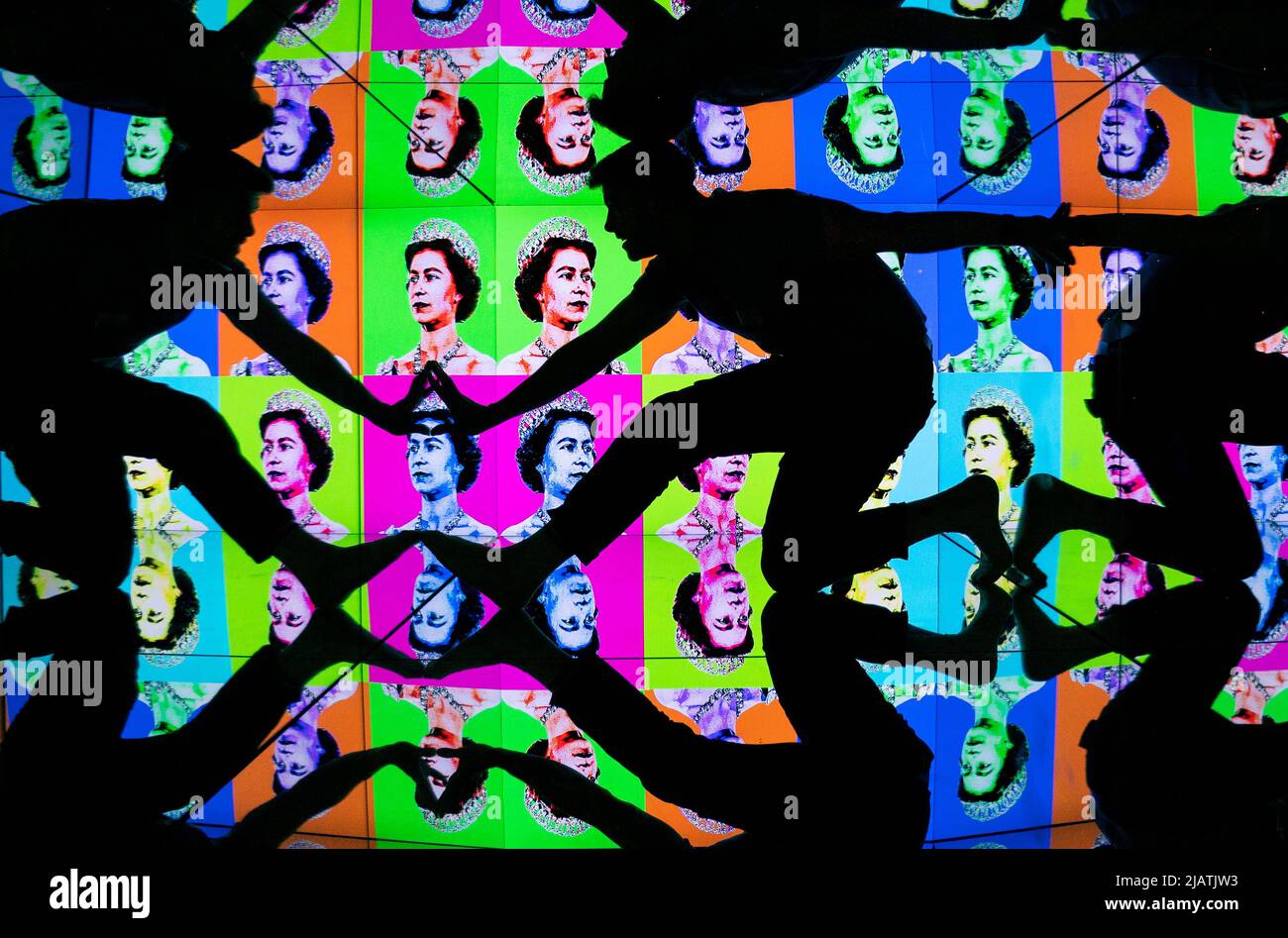 La guida turistica Josh Knowles guarda da vicino una nuova grafica pop art colorata della Regina nel Caleidoscopio Gigante al Camera Obscura e World of Illusions di Edimburgo, per celebrare il Giubileo del platino. Data foto: Mercoledì 1 giugno 2022. Foto Stock