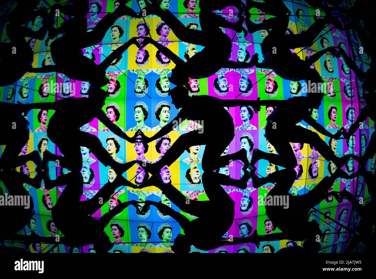 La guida turistica Josh Knowles guarda da vicino una nuova grafica pop art colorata della Regina nel Caleidoscopio Gigante al Camera Obscura e World of Illusions di Edimburgo, per celebrare il Giubileo del platino. Data foto: Mercoledì 1 giugno 2022. Foto Stock