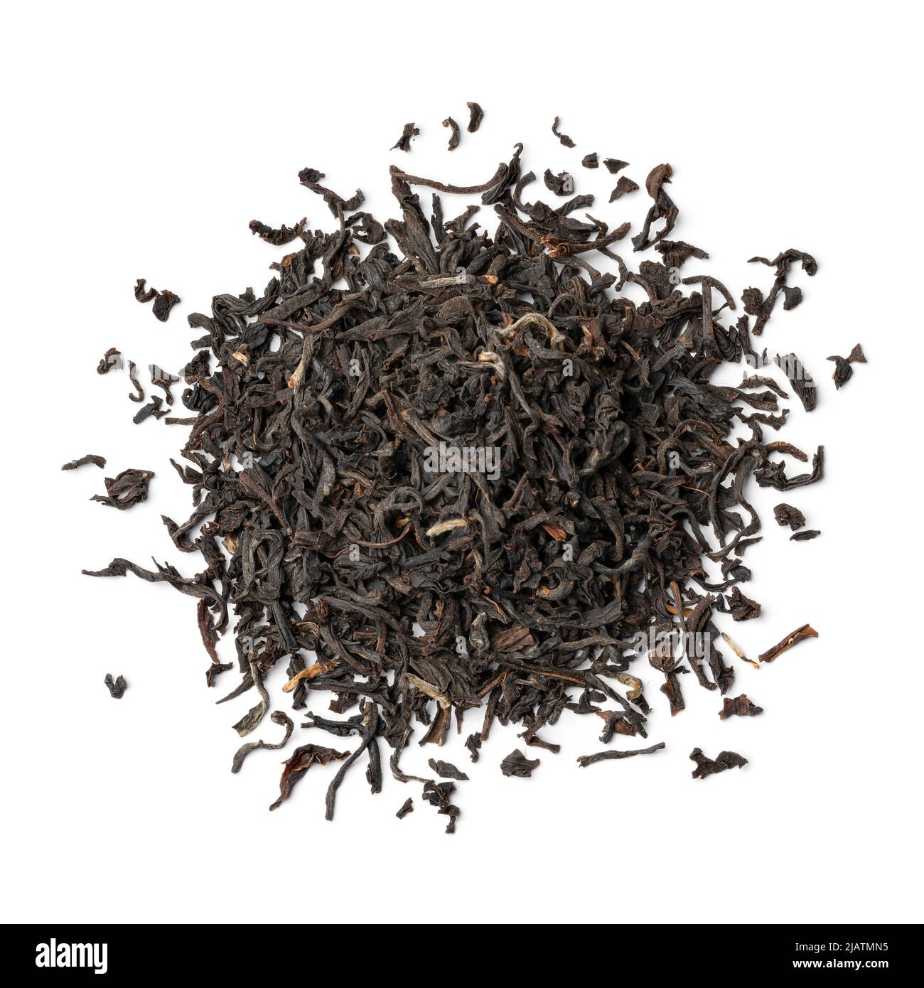 Mucchio di tè indiano Assam isolato su sfondo bianco primo piano Foto Stock