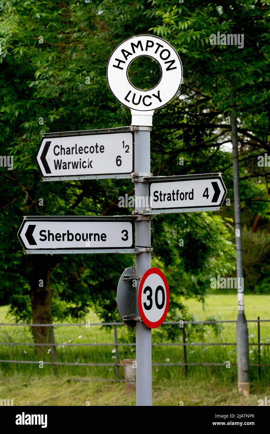 Un cartello stradale nel villaggio di Hampton Lucy, Warwickshire, Inghilterra, Regno Unito Foto Stock