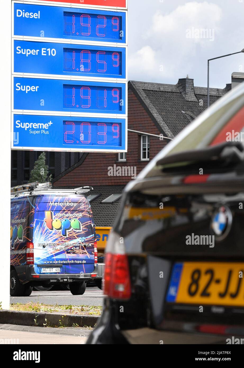 Aquisgrana, Germania. 01st giugno 2022. Un'autovettura olandese è in piedi presso una pompa a gas. I conducenti dei Paesi Bassi oggi si sono ritirati in una stazione di servizio sul suolo tedesco appena oltre il confine per approfittare dei prezzi favorevoli della benzina. Dall'inizio di giugno fino alla fine di agosto 2022, le tasse energetiche sui carburanti saranno ridotte quanto le direttive UE lo consentono. Per la benzina, l'aliquota fiscale sarà ridotta di 29,55 centesimi per litro, e per il diesel di 14,04 centesimi, secondo il Ministero delle Finanze. Credit: Roberto Pfeil/dpa/Alamy Live News Foto Stock