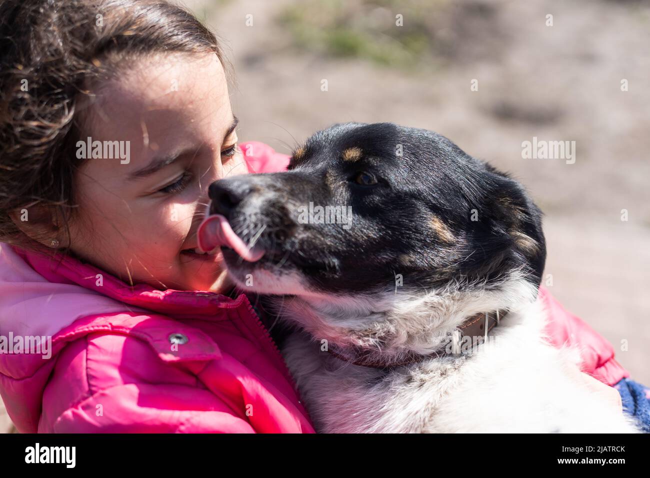 povera bambina con un cane in villaggio Foto Stock