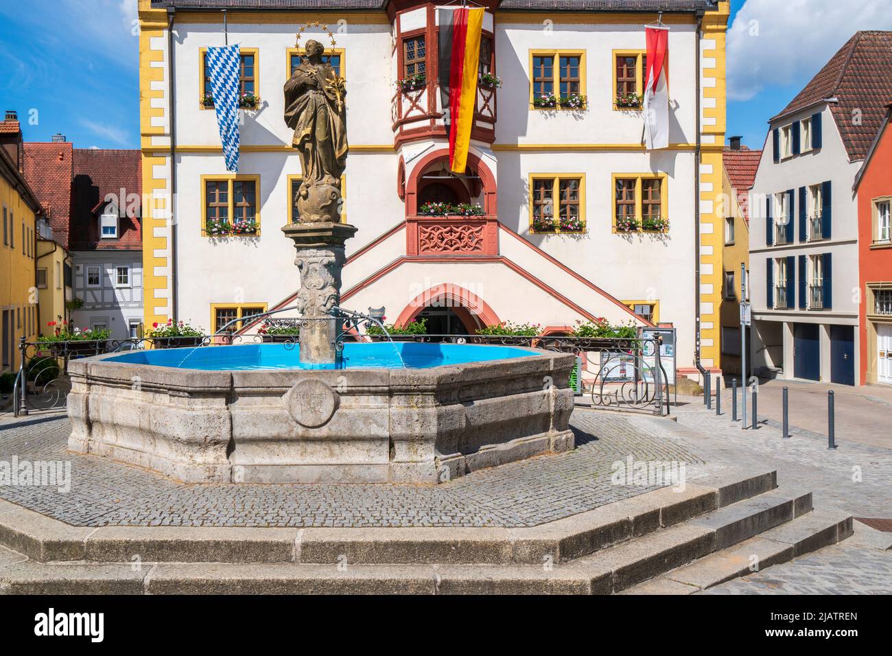 Die historische Altstadt von Volkach am Main in Unterfranken mit Rathaus und Brunnen am Marktplatz Foto Stock