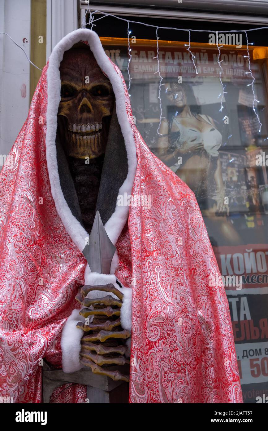 Scheletro in un accappatoio per Halloween. Foto di alta qualità Foto Stock