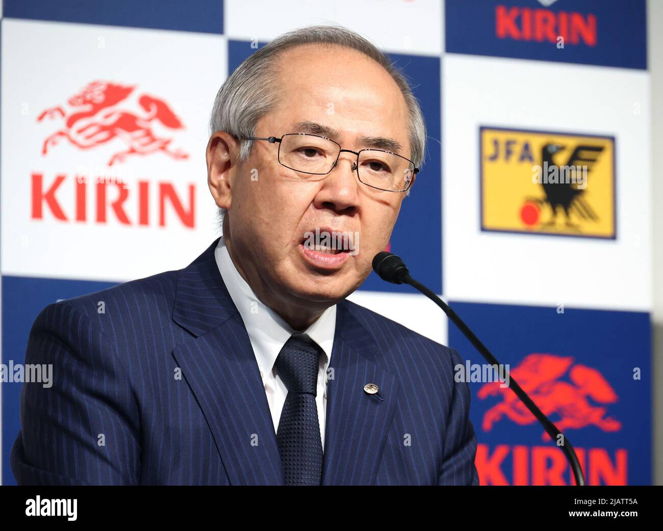 Tokyo, Giappone. 1st giugno 2022. Il gigante giapponese delle bevande e della birra Kirin Holdings il presidente Yoshinori Isozaki annuncia un accordo di una partnership ufficiale di otto anni con la Japan Football Association (JFA) dal 2023 al 2030 in occasione di una cerimonia di firma presso la sede centrale della JFA a Tokyo mercoledì 1 giugno 2022. Kirin supporta attualmente la squadra di calcio nazionale giapponese, mentre espanderà le sponsorizzazioni a tutte le categorie di JFA per il prossimo periodo. Credit: Yoshio Tsunoda/AFLO/Alamy Live News Foto Stock