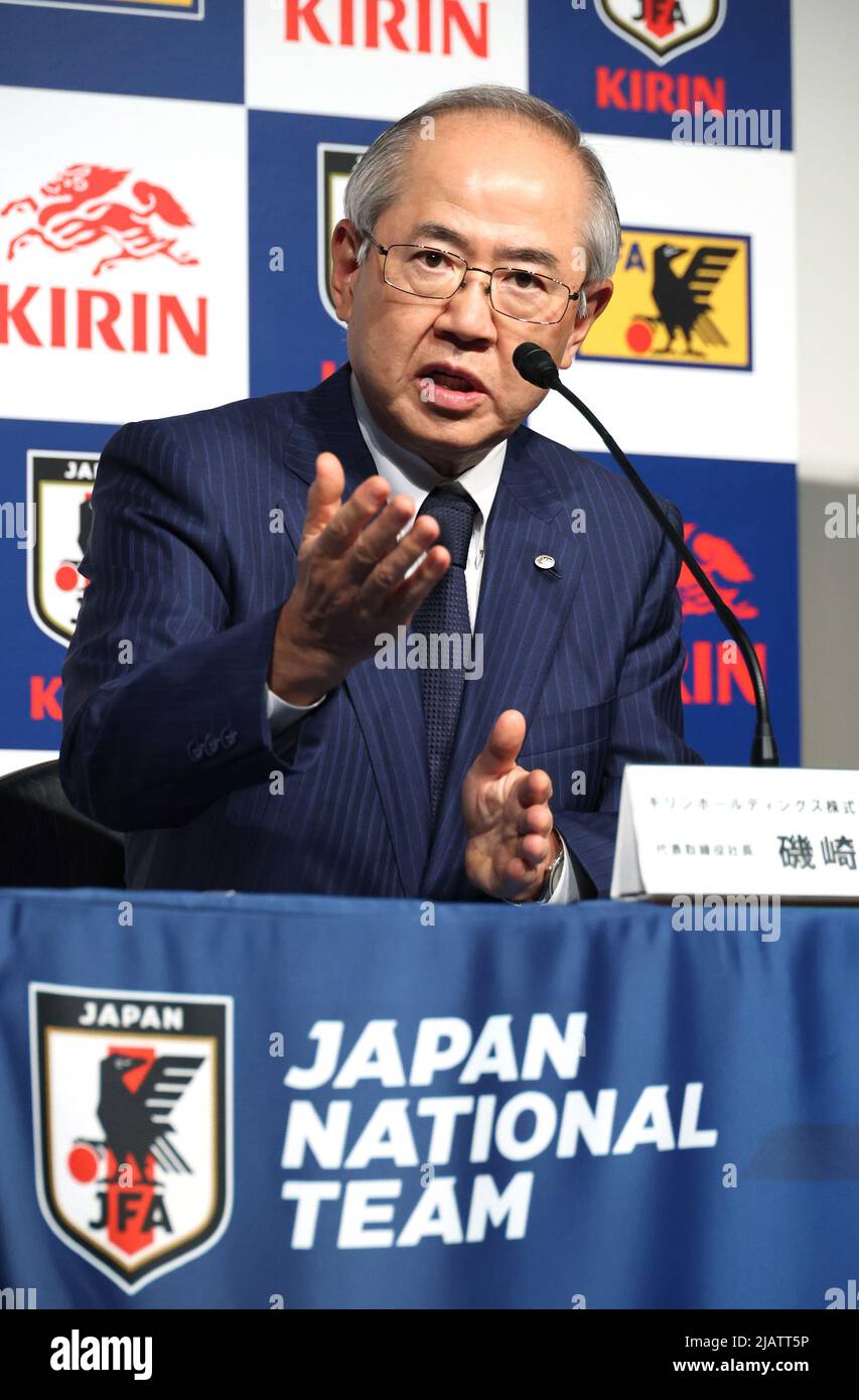 Tokyo, Giappone. 1st giugno 2022. Il gigante giapponese delle bevande e della birra Kirin Holdings il presidente Yoshinori Isozaki annuncia un accordo di una partnership ufficiale di otto anni con la Japan Football Association (JFA) dal 2023 al 2030 in occasione di una cerimonia di firma presso la sede centrale della JFA a Tokyo mercoledì 1 giugno 2022. Kirin supporta attualmente la squadra di calcio nazionale giapponese, mentre espanderà le sponsorizzazioni a tutte le categorie di JFA per il prossimo periodo. Credit: Yoshio Tsunoda/AFLO/Alamy Live News Foto Stock