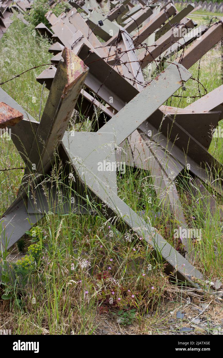 Barriera anticarro Hedgehod con filo spinato arrugginito Foto Stock