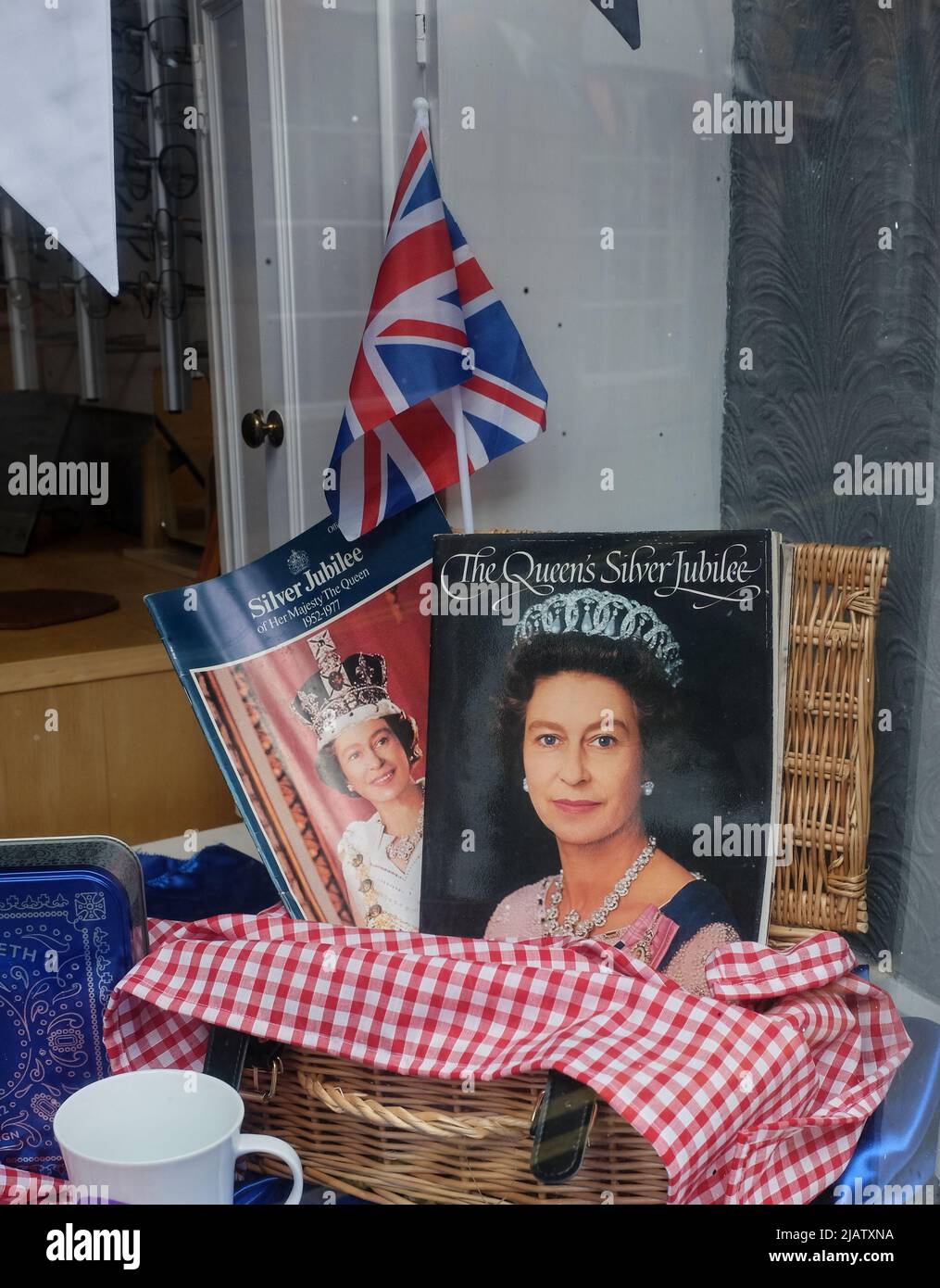 Mostra vetrine con pubblicazioni vintage che commemorano i 70 anni di regno della regina Elisabetta ll per il Platinum Jubilee del 2022 Foto Stock
