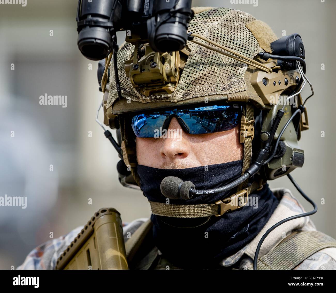 2022-06-01 11:03:52 ROTTERDAM - i soldati delle forze speciali Marittime olandesi (MARSOF), la Brigata speciale delle assegnazioni di sicurezza (BSB), il corpo di comando (KCT) e il comando di elicottero di difesa (DHC) danno una dimostrazione durante la presentazione del Memorandum di difesa 2022 alla caserma di Van Ghent a Rotterdam. ANP SEM VAN DER WAL uscita paesi bassi - uscita belgio Foto Stock