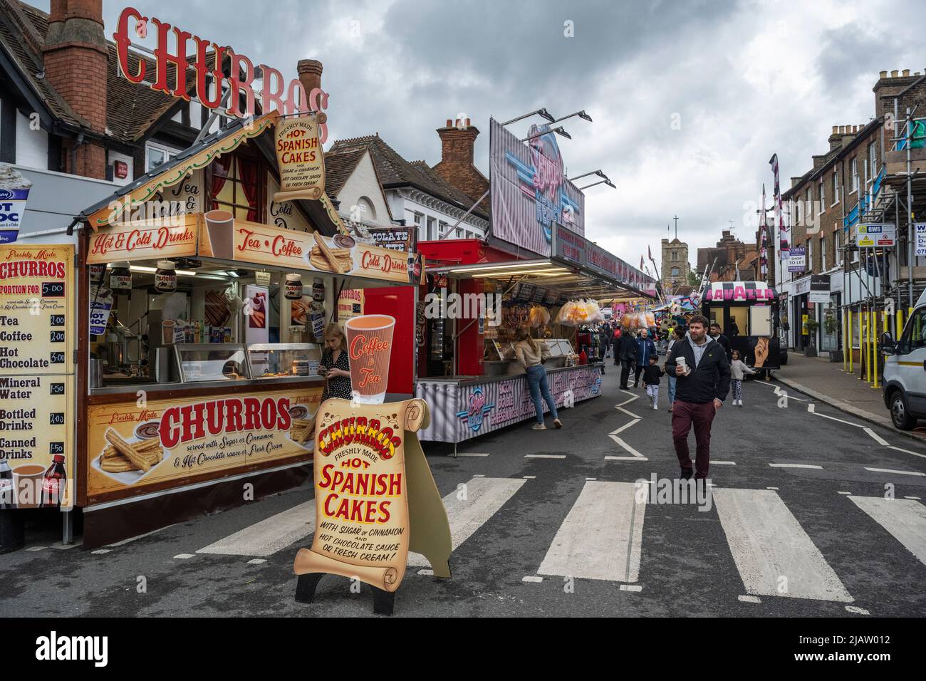 Londra, Regno Unito. 1 giugno 2022. Una vista generale delle bancarelle di cibo al Pinner Fair a Pinner, Londra nord-occidentale. La città ha avuto una fiera annuale di strada tenuto a fine maggio / inizio giugno dal 1336, quando è stato concesso dalla carta reale. Quest’anno segna il ritorno della fiera dopo essere stata cancellata a causa della pandemia del Covid-19. La fiera rimane popolare tra gli scolari e le famiglie durante le vacanze di metà periodo, il primo mercoledì successivo a Whitsunday. Credit: Stephen Chung / Alamy Live News Foto Stock