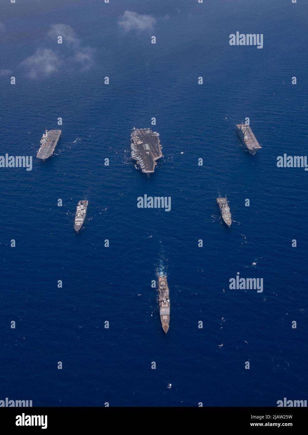 220531-N-DN159-1477 MARE ADRIATICO (31 maggio 2022) la compagnia aerea USS Harry S. Truman (CVN 75), centro, transita in formazione con, da sinistra a destra, la compagnia aerea Navy Cavour italiana (CVH 550), cacciatorpediniere per la difesa aerea della Marina italiana Andrea Doria, IL SUO Andrea Doria (D-553), Incrociatore missilistico guidato classe Ticonderoga USS San Jacinto (CG 56), fregata difesa aerea classe F-100 spagnola ESPS Almirante Juan De Borbón (F-102) e nave-aereo d'assalto anfibio multiuso della marina spagnola ESPS Juan Carlos i (L-61) a sostegno dell'attività Neptune guidata dalla NATO Foto Stock