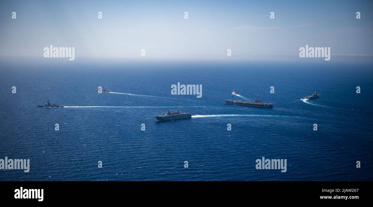220531-N-NV669-1172 MARE ADRIATICO (31 maggio 2022) il vettore aereo di classe Nimitz USS Harry S. Truman (CVN 75) transita in formazione con, da sinistra a destra, la marina spagnola F-100 fregata di difesa aerea ESPS Almirante Juan De Borbón (F-102), incrociatore missile guidato di classe Ticonderoga USS San Jacinto (CG 56), Nave d'assalto anfibio militare spagnola ESPS Juan Carlos i (L-61), cacciatorpediniere per la difesa aerea della Marina italiana Andrea Doria IL SUO Andrea Doria (D-553) e portaerei della Marina militare italiana classe Cavour IL SUO Cavour (CVH 550) a sostegno dell'attività Neptune Shield 22 guidata dalla NATO Foto Stock
