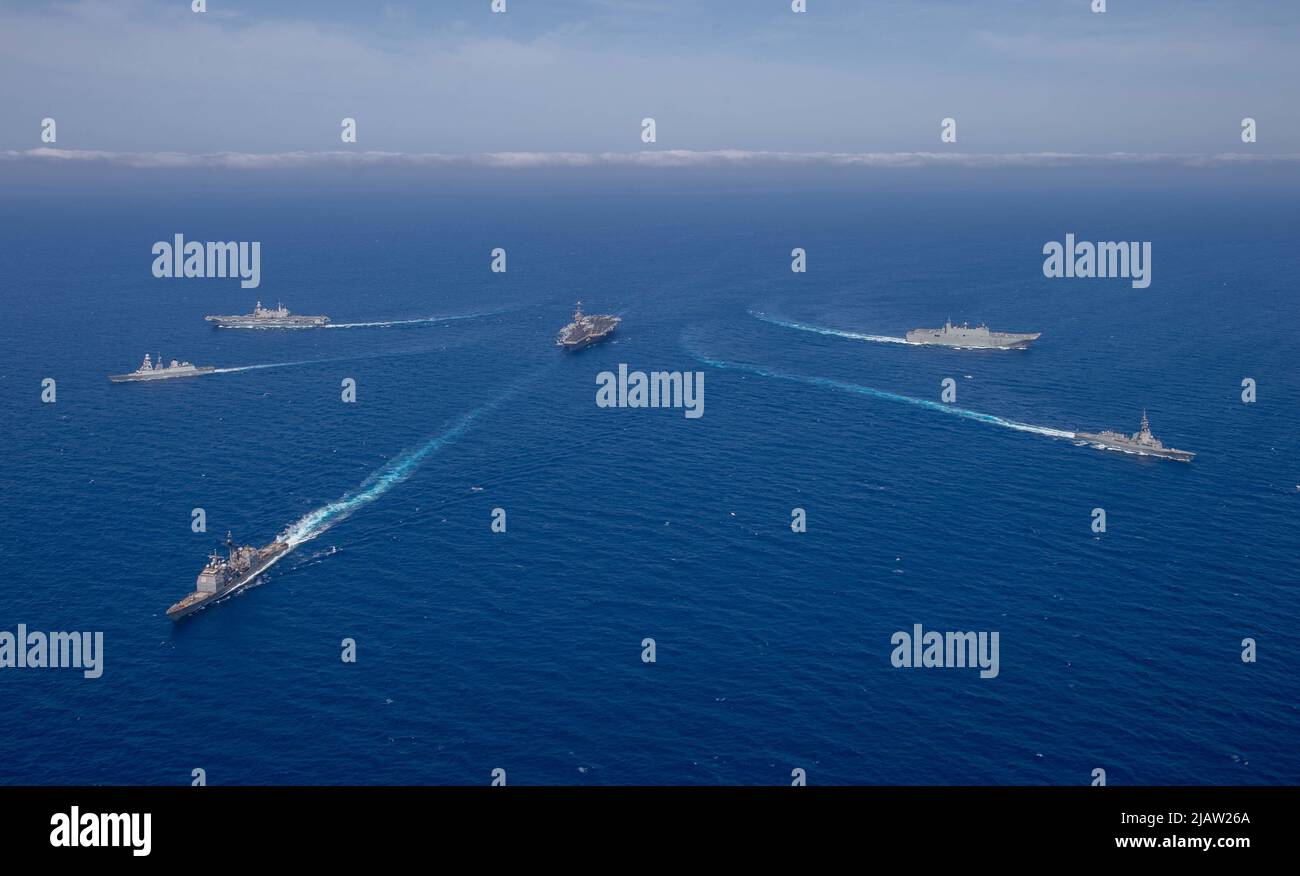220531-N-DN159-1612 MARE ADRIATICO (31 maggio 2022) la portaerei di classe Nimitz USS Harry S. Truman (CVN 75), centro, transita in formazione con portaerei di classe Cavour della Marina Italiana LA SUA Cavour (CVH 550), in alto a sinistra, cacciatorpediniere di difesa aerea della Marina Italiana di classe Andrea Doria LA SUA Andrea Doria (D-553), centro a sinistra, Incrociatore missilistico guidato classe Ticonderoga USS San Jacinto (CG 56), in basso a sinistra, fregata per difesa aerea della Marina spagnola classe F-100 ESP Almirante Juan De Borbón (F-102), in basso a destra, e nave-aereo d'assalto anfibio multiuso della Marina spagnola ESPS Juan Carlos i (L-61), in alto a destra, Foto Stock