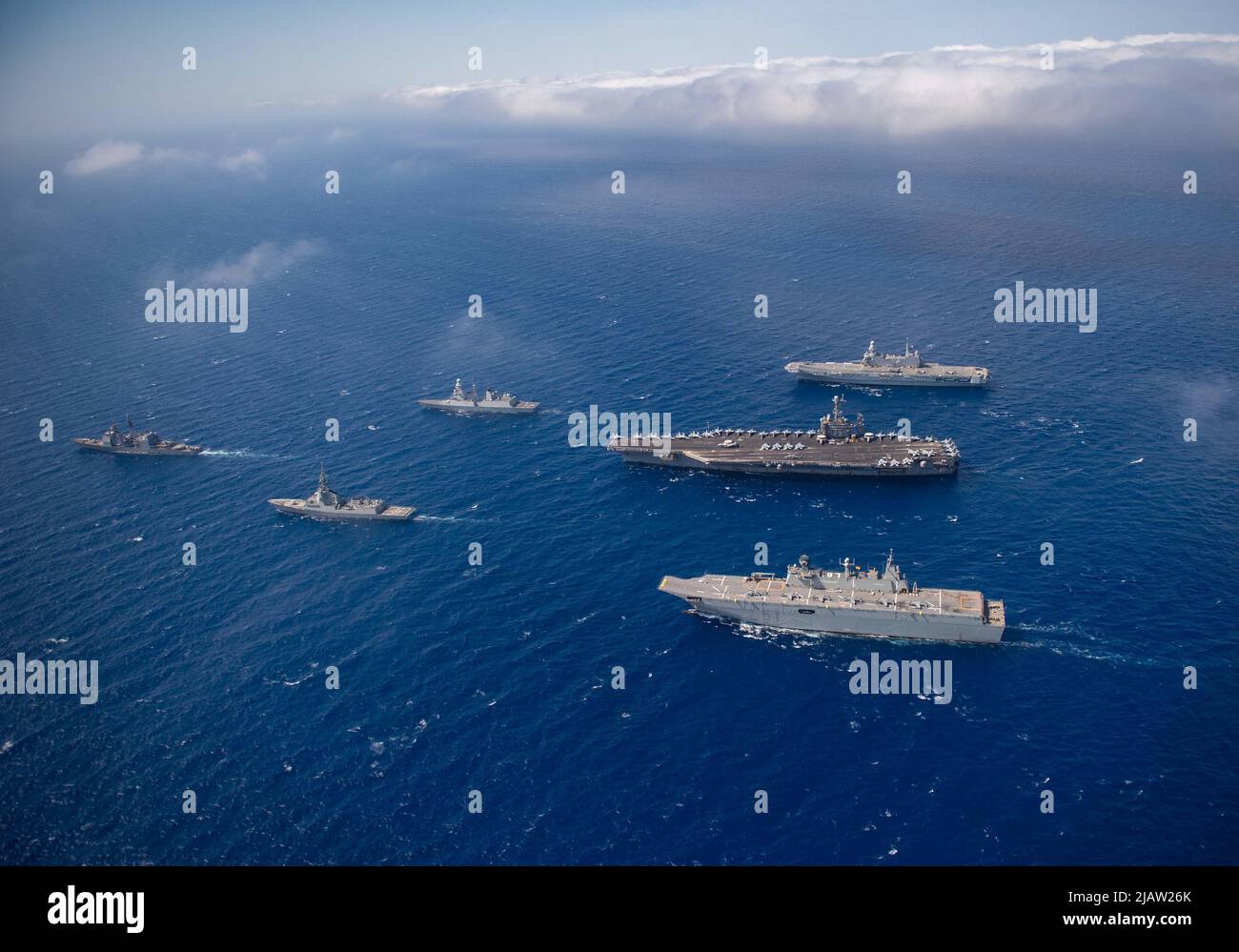 220531-N-NV669-1147 MARE ADRIATICO (31 maggio 2022) la compagnia aerea Nimitz USS Harry S. Truman (CVN 75), back center, transita in formazione con, da sinistra a destra, incrociatore missilistico guidato classe Ticonderoga USS San Jacinto (CG 56), nave marina spagnola F-100 fregata per difesa aerea ESPS Almirante Juan De Borbón (F-102) La Marina Italiana Andrea Doria-Class Air Defence distruttore IL SUO Andrea Doria (D-553), la Marina Spagnola multi-uso nave-aereo d'assalto ANFIBIO ESPS Juan Carlos i (L-61) e la Marina Italiana Cavour-Class vettore aereo ITS Cavour (CVH 550) a sostegno dell'attività NEP guidata dalla NATO Foto Stock