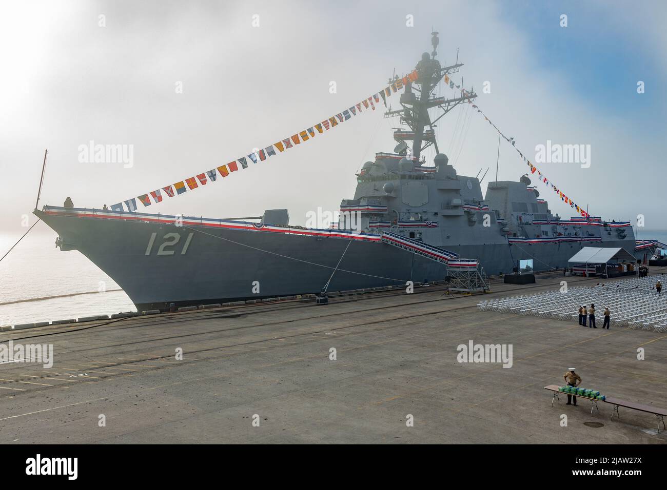 Un cacciatorpediniere missilistico guidato da Arleigh Burke-class della Marina degli Stati Uniti è commissionato come USS Frank E. Peterson Jr. (DDG 121) al porto di Charleston, South Carolina, 14 maggio 2022. La nave prende il nome dal primo generale e aviatore afro-americano del corpo dei Marine. La nave è la 71st della sua classe e sarà basata sulle Hawaii, servendo nella flotta del Pacifico. (STATI UNITI Foto del corpo marino di Lance CPL. Nathan Saucier) Foto Stock