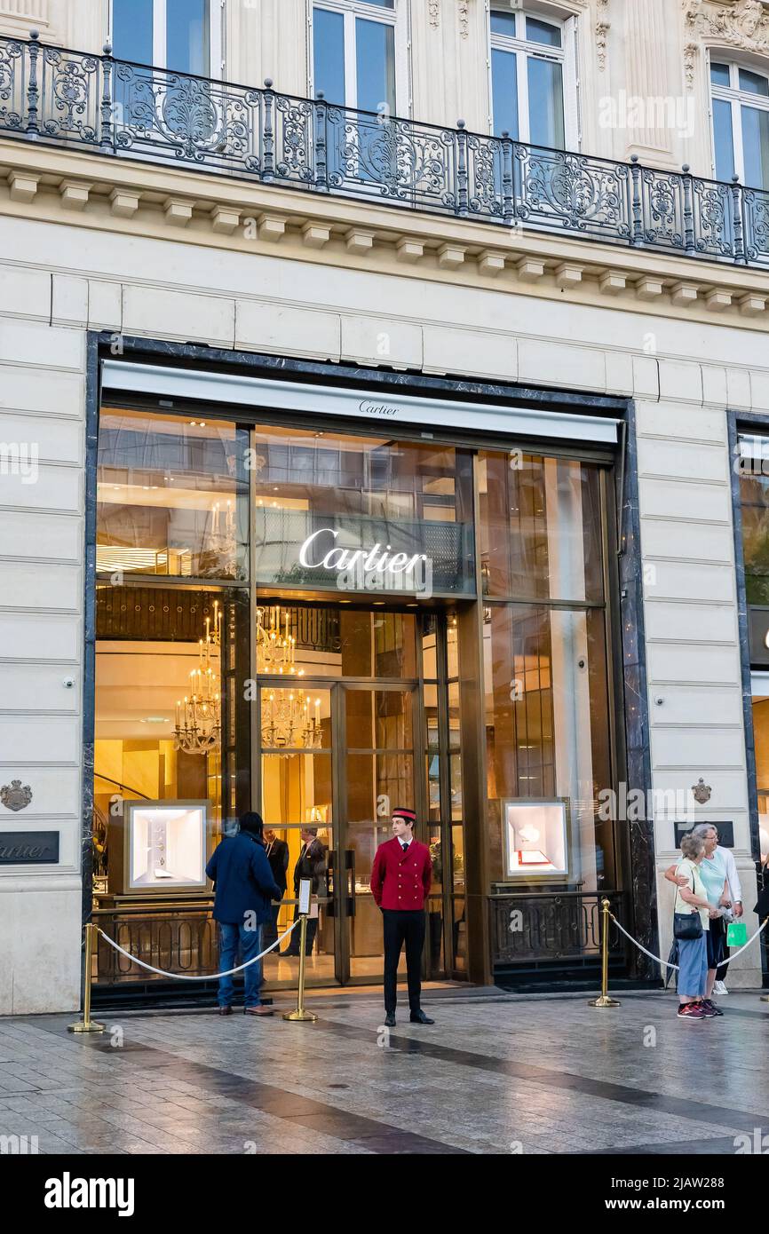 PARIGI, FRANCIA - 20 MAGGIO 2022: Negozio Cartier sugli Champs Elysees Avenue nella primavera del 2022 Foto Stock