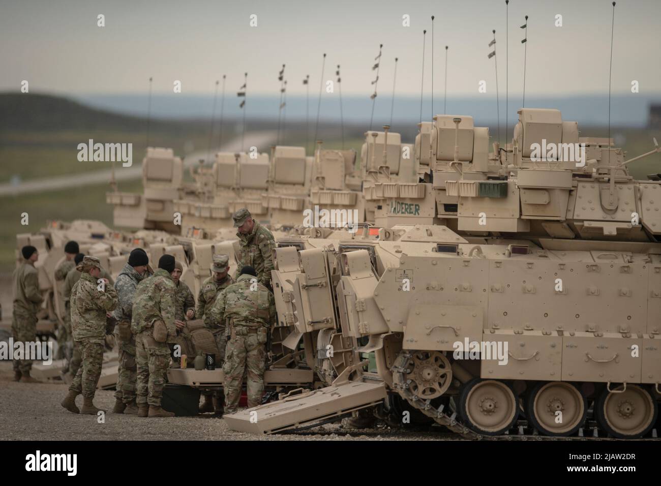 Soldiers from Charlie Company, 2-116th Combined Arms Battaglione lavoro per preparare i loro veicoli Bradley Fighting per le qualifiche di gunnery. Idaho Army National Guard Soldates from the 2-116th Combined Arms Battaglione in the field per la formazione annuale e la preparazione finale per lo spiegamento a sostegno dell'operazione Spartan Shield. Foto Stock