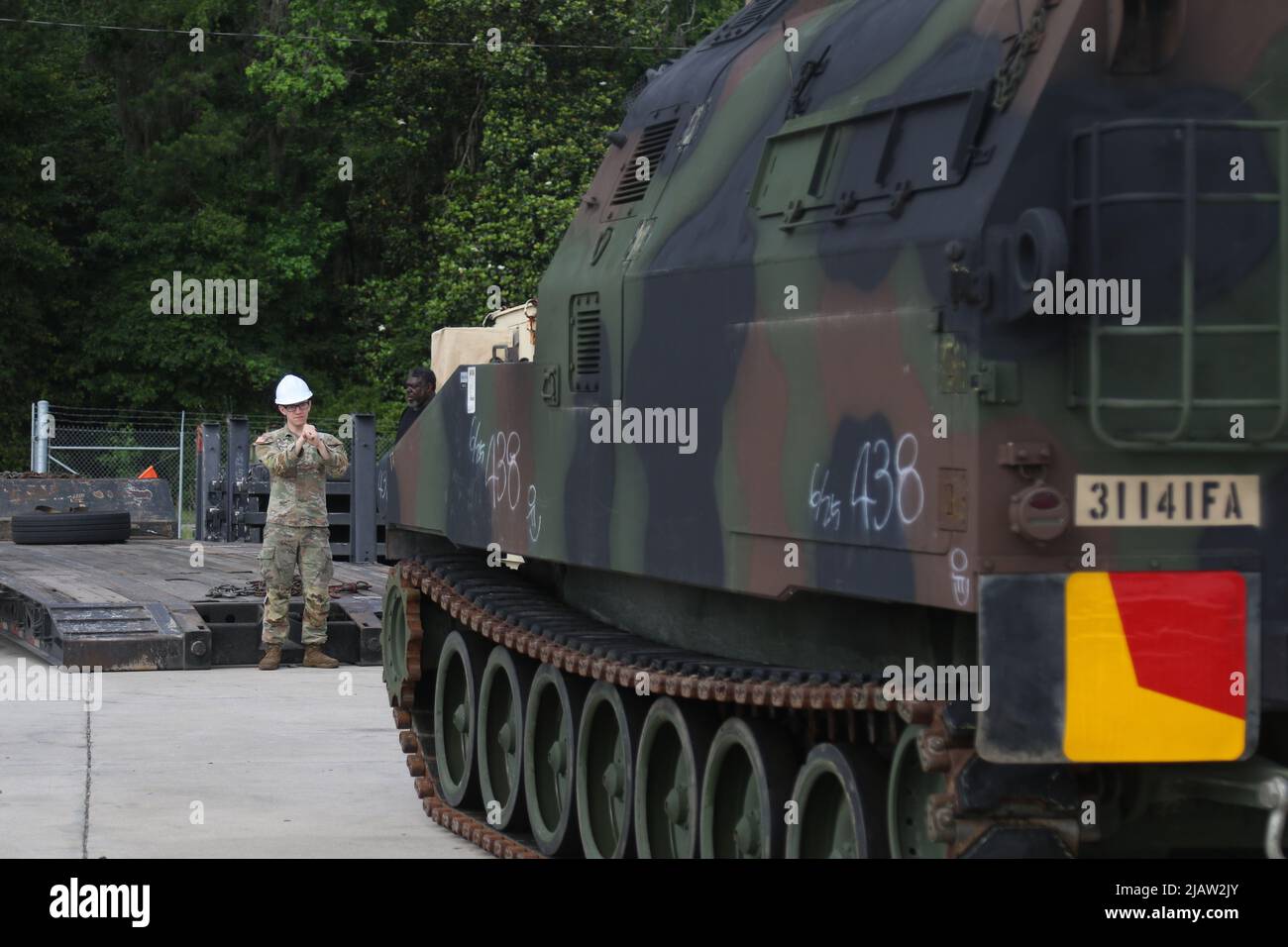 Esercito Sgt. Emilio Serna, un gunner assegnato a 1 Battaglione, 41st Field Artillery Regiment, 1st Armored Brigade Combat Team, guida un M992 Field Artillery Munizioni Support veicolo su un rimorchio il 22 maggio su Fort Stewart. 1st BN., 41st fa ha spedito 18 M992 FAASVs e 18 Howitzer M109A6 'Paladin' in preparazione all'ammodernamento della sua flotta. (STATI UNITI Foto dell'esercito dello staff Sgt. Carter di Rakeem) Foto Stock