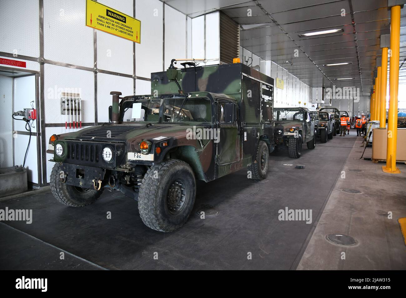 I logistici di diverse unità della Task Force Europa meridionale -Africa, tra cui il Battaglione dei Trasporti del 839th, la Brigata Airborne del 173rd, la Brigata militare di intelligence del 207th e la Modular Ordnance Munizioni Company del 23rd, hanno lavorato insieme al porto di Livorno, Italia, per caricare la nave militare di comando Sealift, USNS Yuma. L'apparecchiatura transita da sedi in tutta Europa ad Agadir, Marocco, nell'ambito di Exercise African Lion 22, Livorno, Italia, 29 maggio 2022. (STATI UNITI Foto esercito di Elena Baladelli) Foto Stock