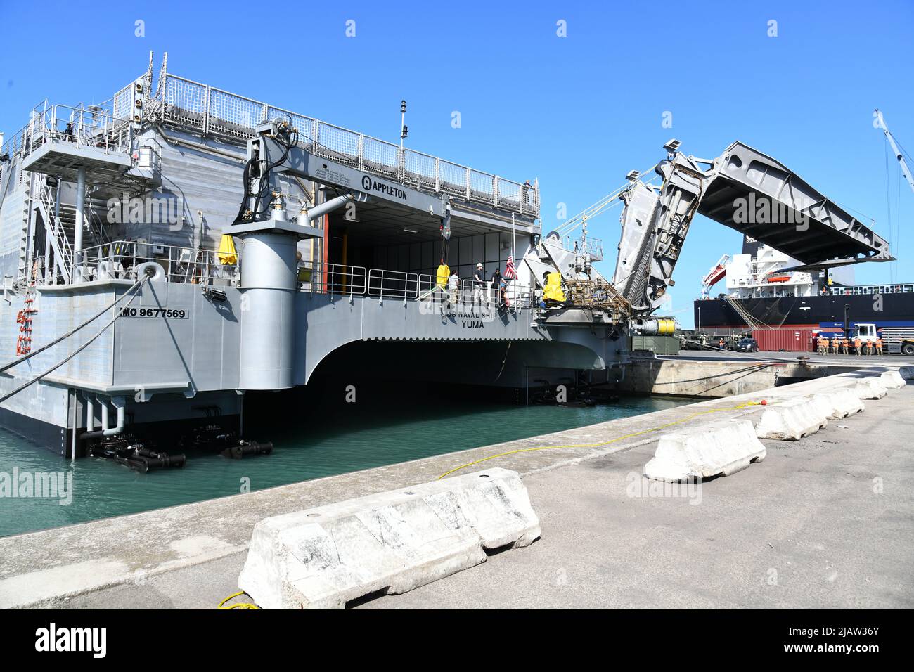 I logistici di diverse unità della Task Force Europa meridionale -Africa, tra cui il Battaglione dei Trasporti del 839th, la Brigata Airborne del 173rd, la Brigata militare di intelligence del 207th e la Modular Ordnance Munizioni Company del 23rd, hanno lavorato insieme al porto di Livorno, Italia, per caricare la nave militare di comando Sealift, USNS Yuma. L'apparecchiatura transita da sedi in tutta Europa ad Agadir, Marocco, nell'ambito di Exercise African Lion 22, Livorno, Italia, 29 maggio 2022. (STATI UNITI Foto esercito di Elena Baladelli) Foto Stock