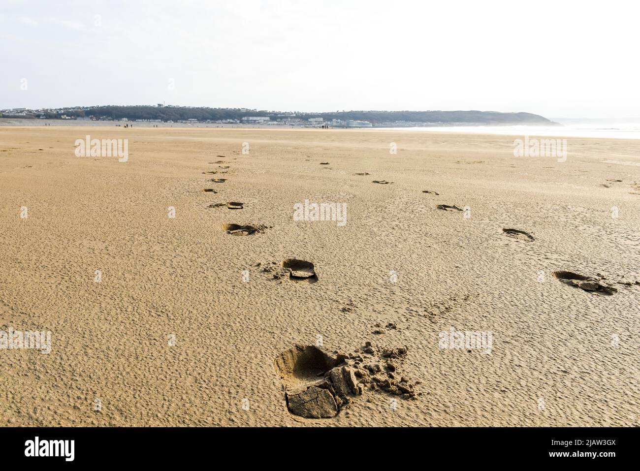 Orme su una spiaggia di sabbia Foto Stock